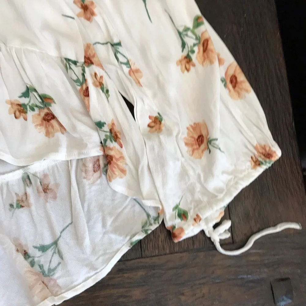 STUNNING FOREVER 21 FLORAL TOP🌻 - Picture 9 of 9